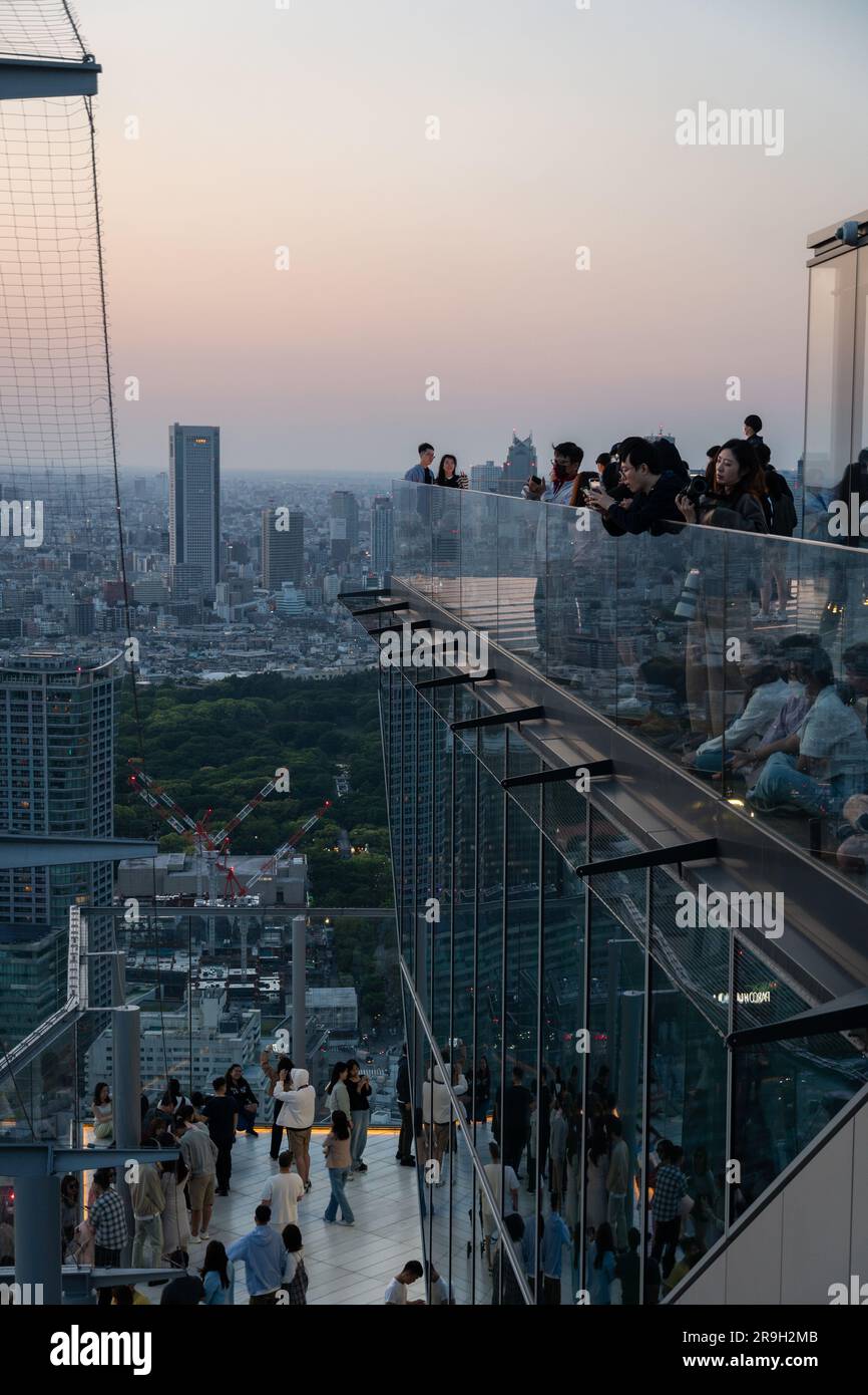 Tokio, Japan - Mai 04 2023: Die Menschen genießen den Sonnenuntergang über der Stadtlandschaft von Tokio vom Shibuya Sky Observation Desk in der japanischen Hauptstadt. Stockfoto