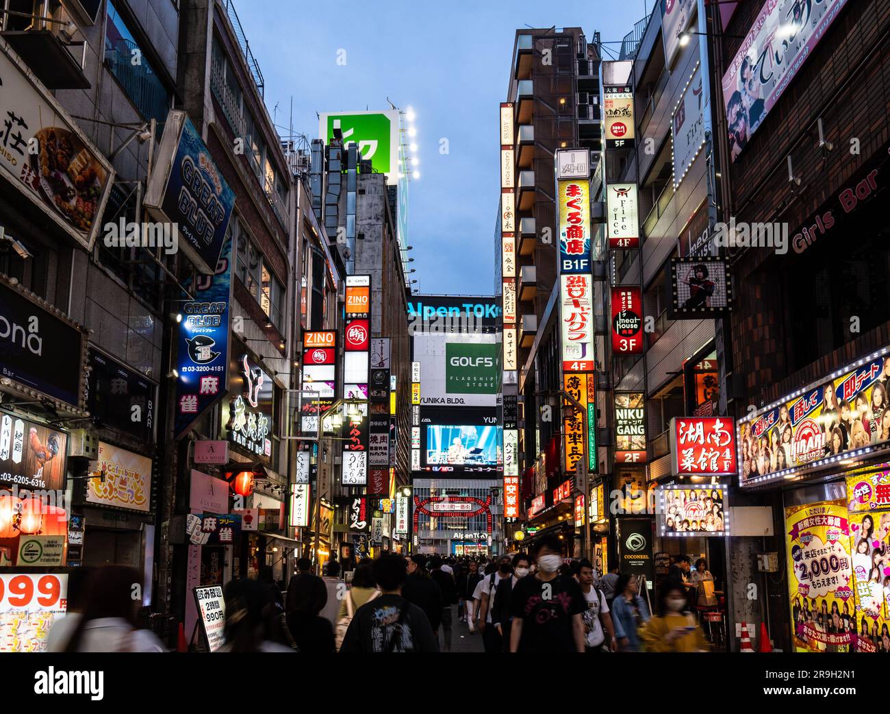 Shinjuku, Japan - Mai 14 2023: Menschen, gefangen mit unscharfen Bewegungen, gehen auf der Straße des Kabuki Cho Nachtlebenviertels in Shinjuku in Tokio um Stockfoto