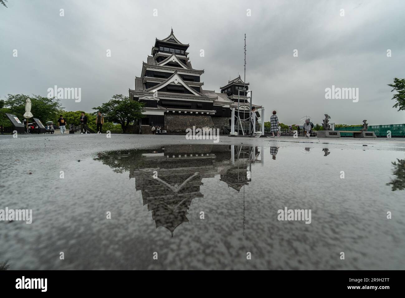 Kumamoto, Japan - Mai 20 2023: Die Burg Kumamoto spiegelt sich im Regenwasser von Kyushu im Süden Japans wider Stockfoto