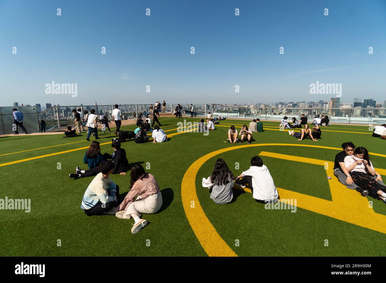 Tokio, Japan - Mai 04 2023: Vom Shibuya Sky Observation Desk in der japanischen Hauptstadt genießen die Menschen den Blick über das Stadtbild von Tokio. Stockfoto