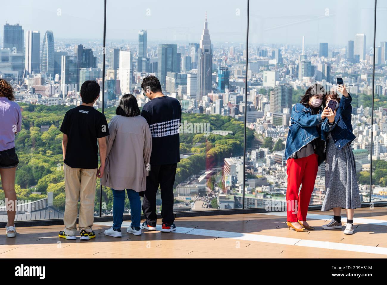 Tokio, Japan - Mai 04 2023: Die Menschen genießen den Blick über die Skyline von Tokio mit den Wolkenkratzern von Shinjuku und dem Yoyogi-Park von der Shibuya Sky Observation Stockfoto