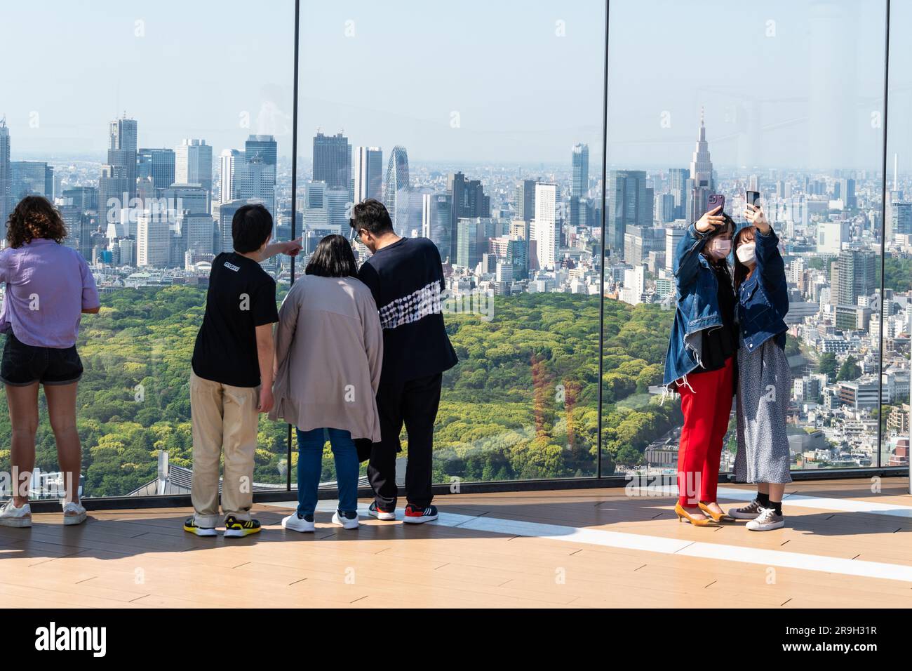 Tokio, Japan - Mai 04 2023: Die Menschen genießen den Blick über die Skyline von Tokio mit den Wolkenkratzern von Shinjuku und dem Yoyogi-Park von der Shibuya Sky Observation Stockfoto