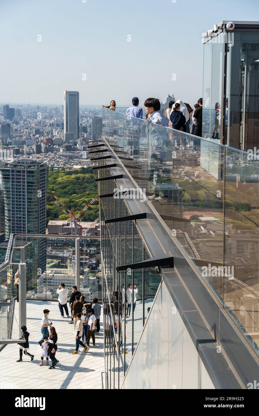 Tokio, Japan - Mai 04 2023: Vom Shibuya Sky Observation Desk in der japanischen Hauptstadt genießen die Menschen den Blick über das Stadtbild von Tokio. Stockfoto