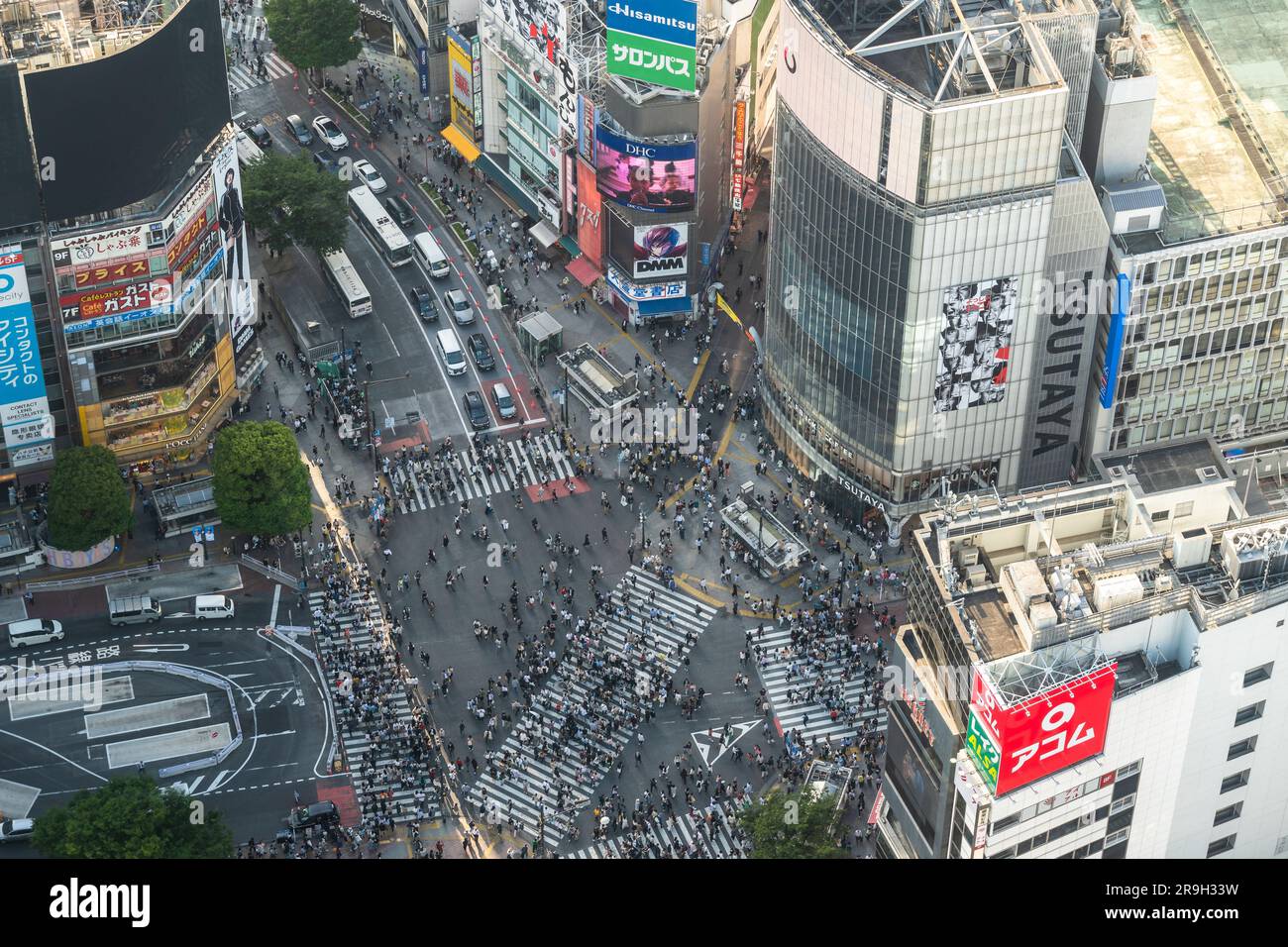 Tokio, Japan - Mai 04 2023: Luftaufnahme der Menschen bei einem Spaziergang durch die berühmte Shibuya-Kreuzung in Tokio, japanische Hauptstadt Stockfoto