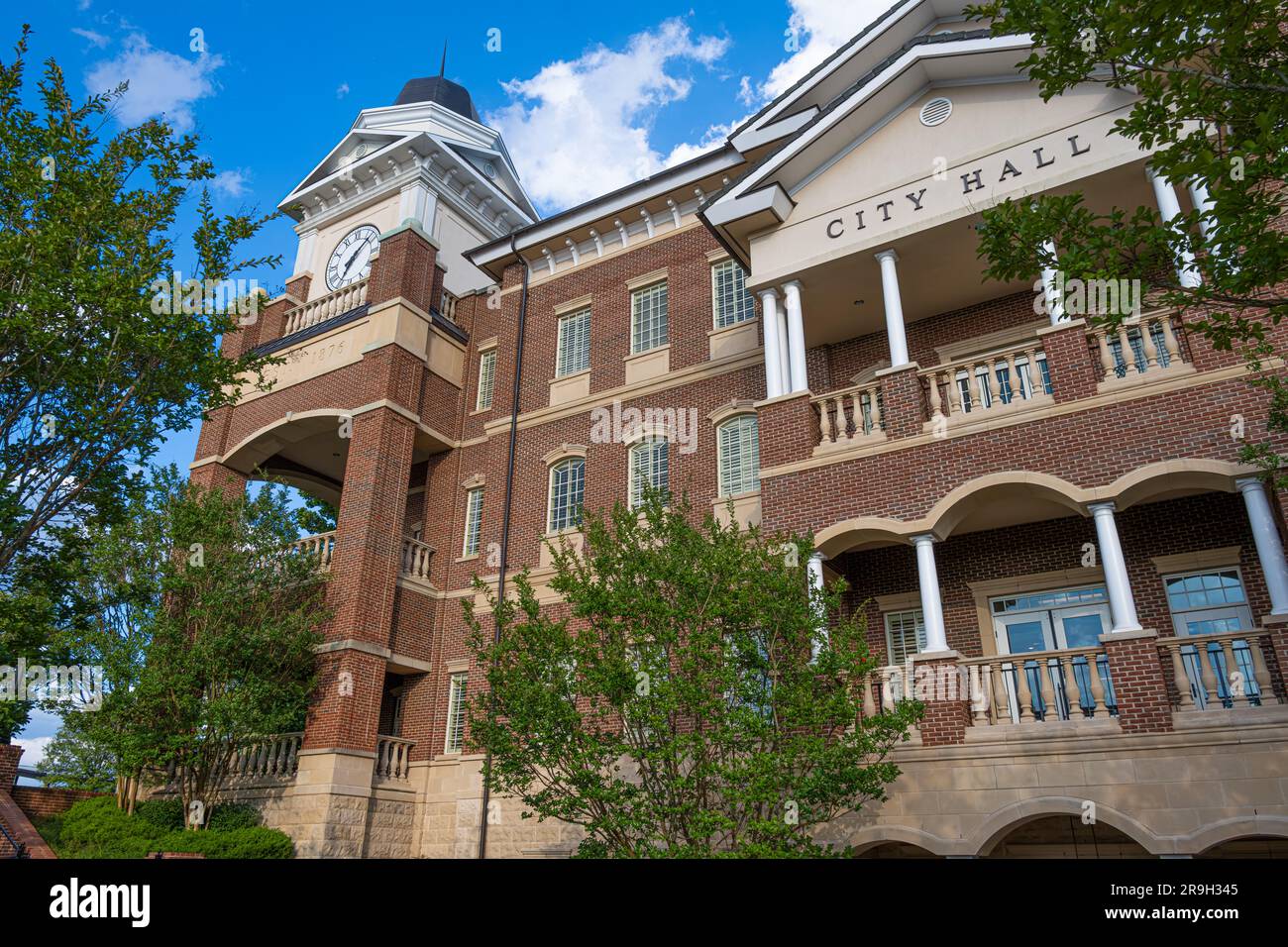 Rathausgebäude mit Uhrenturm im historischen Stadtzentrum von Duluth, Georgia. (USA) Stockfoto