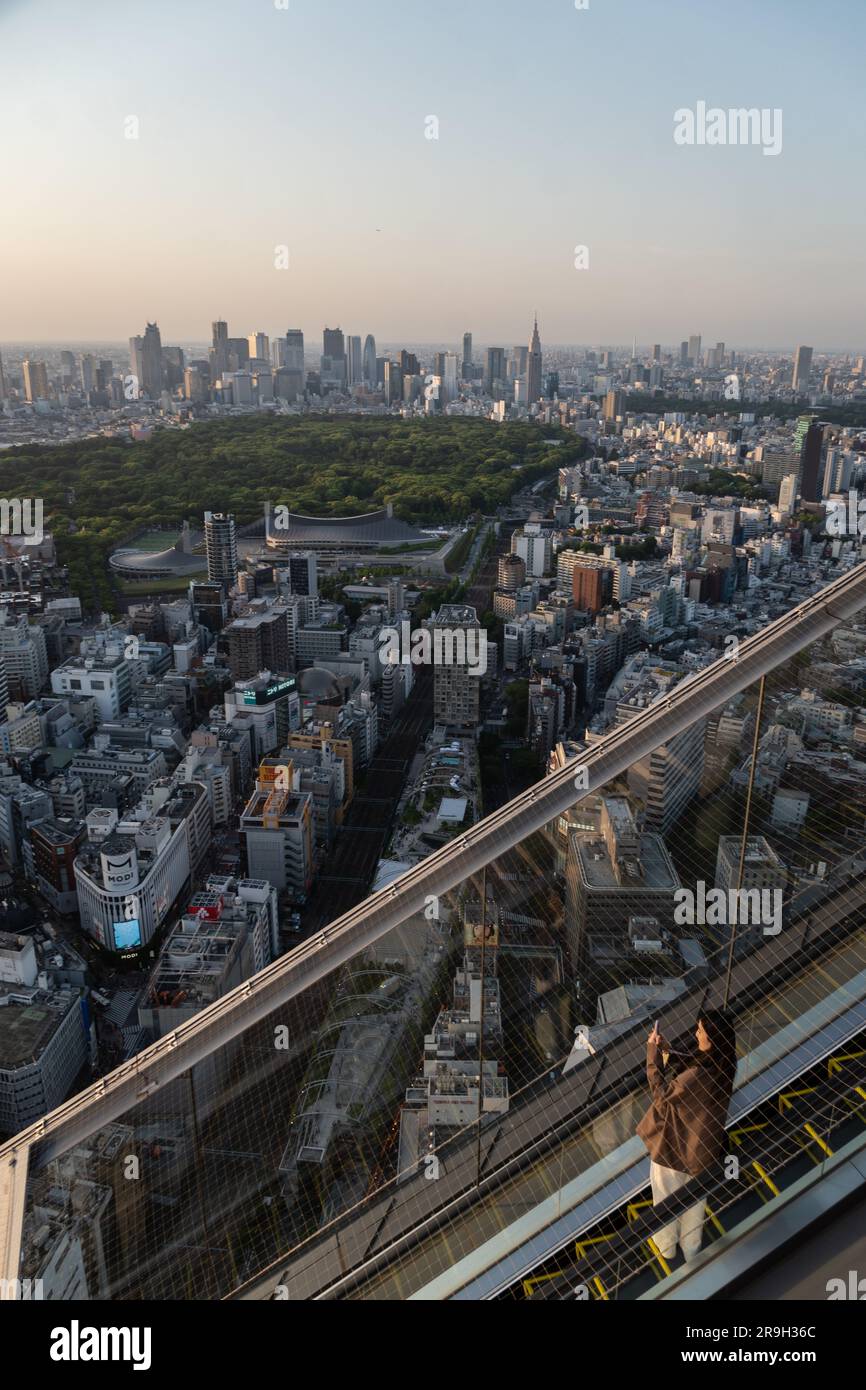 Tokio, Japan - Mai 04 2023: Menschen machen Fotos, während sie mit der Rolltreppe den Shibuya Sky Aussichtsplatz in der japanischen Hauptstadt bei Sonnenuntergang hinauffahren Stockfoto