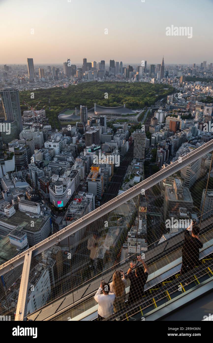 Tokio, Japan - Mai 04 2023: Menschen machen Fotos, während sie mit der Rolltreppe den Shibuya Sky Aussichtsplatz in der japanischen Hauptstadt bei Sonnenuntergang hinauffahren Stockfoto