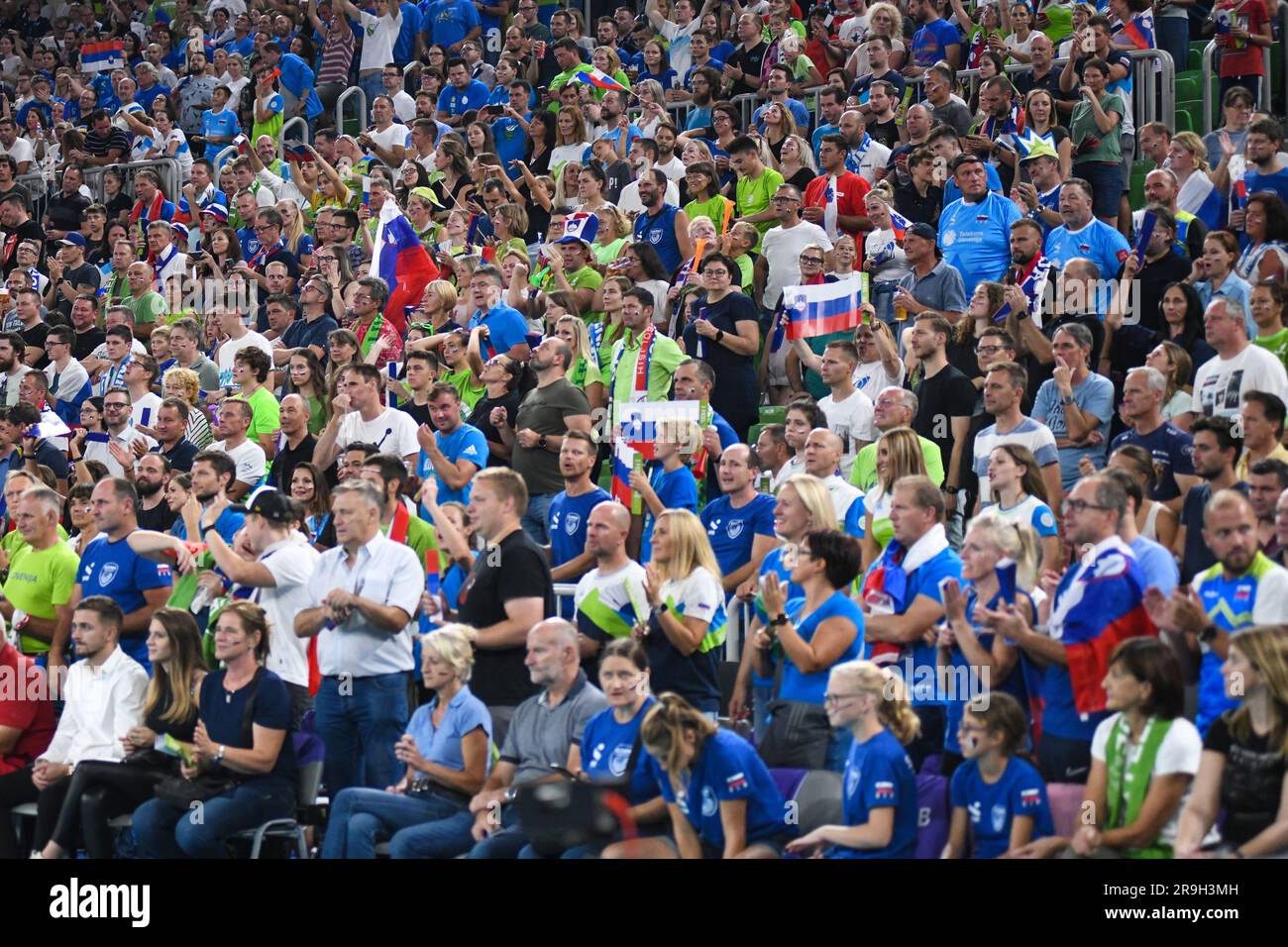 Slowenische Fans bei der Volleyball-Weltmeisterschaft 2022. Arena Stozice, Ljubljana Stockfoto