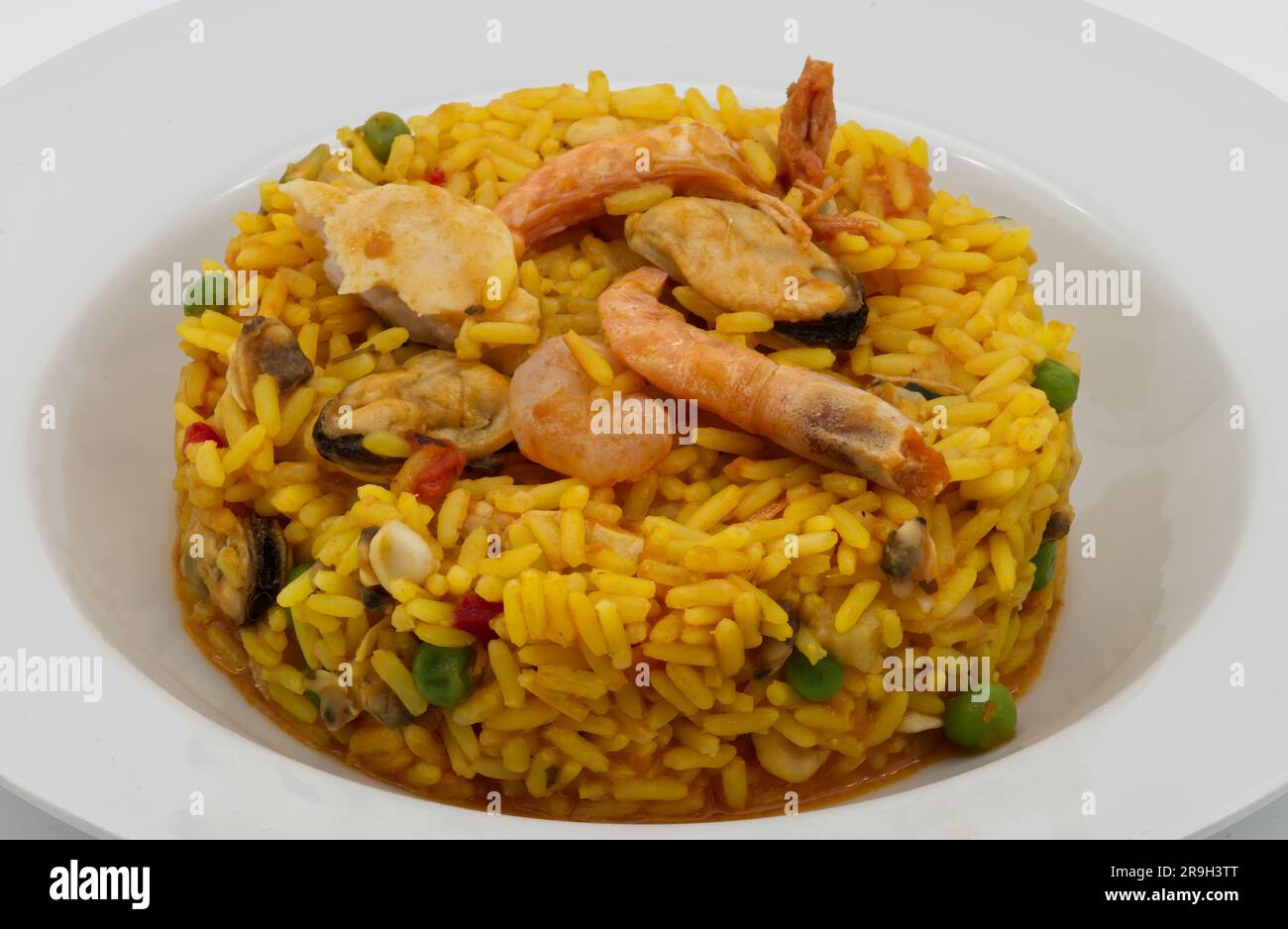 Italienisches Risotto mit Meeresfrüchten in einem weißen Gericht. Stockfoto