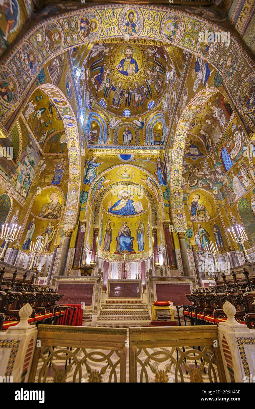 PALERMO, ITALIEN - 9. NOVEMBER 2022: Die Mosaiken von Cappella Palatina. Die Kapelle stammt aus dem 12. Jahrhundert. Stockfoto