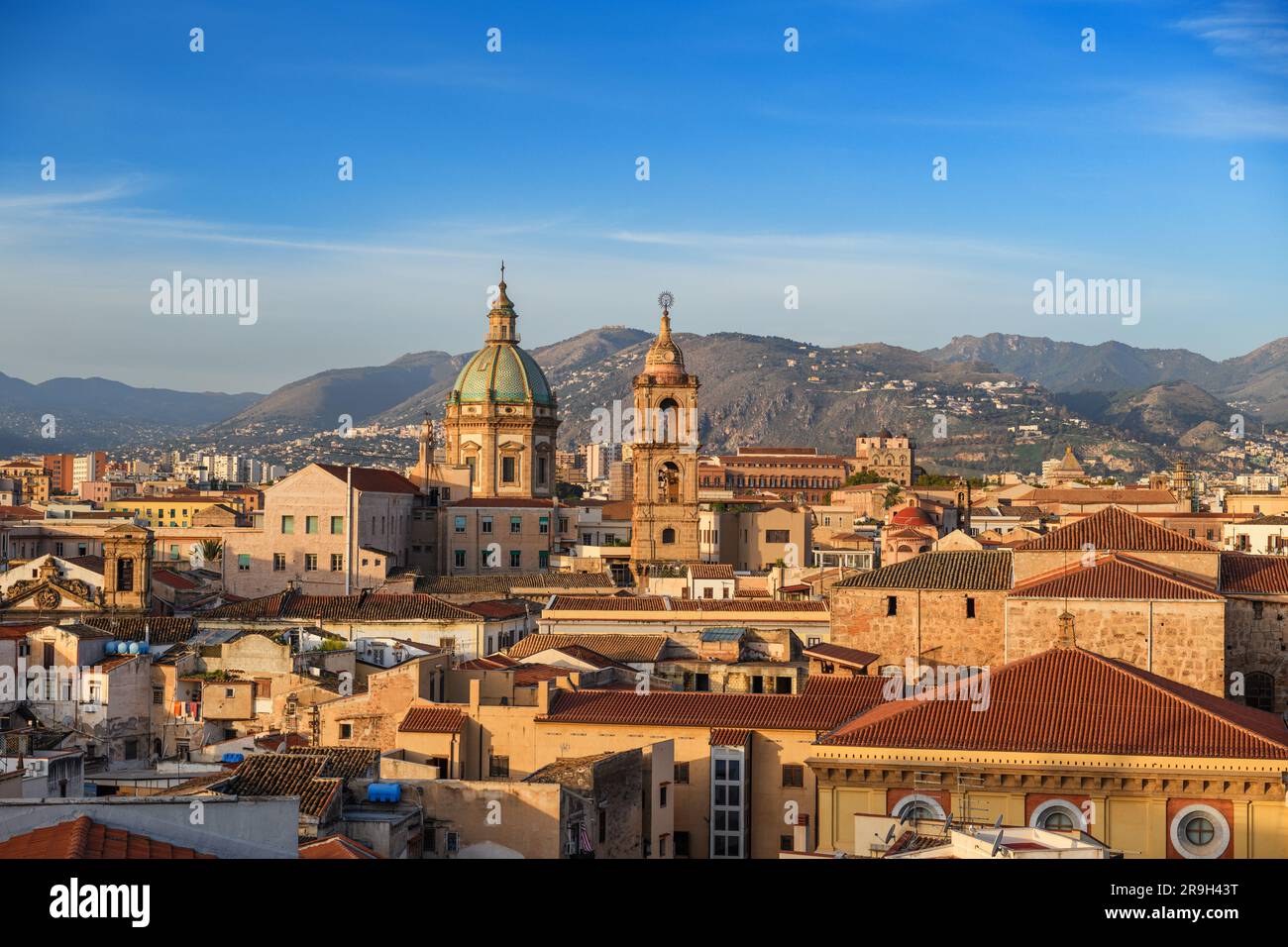 Palermo, die Skyline der Stadt Sizilien mit Wahrzeichen-Türmen am Morgen. Stockfoto