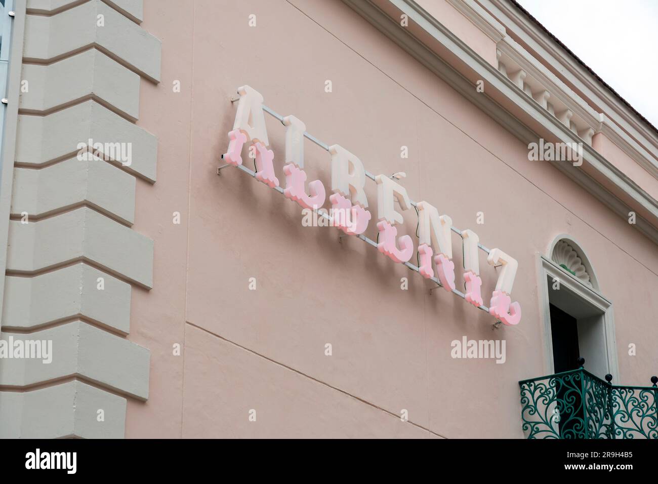 Malaga, Spanien - 27. FEBRUAR 2022: Das Cines Albeniz ist ein Kino in der Calle Alcazabilla in der spanischen Stadt Malaga. Stockfoto