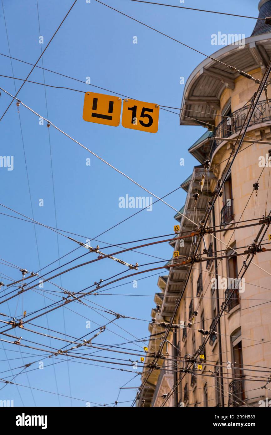 Genf, Schweiz - 25. MÄRZ 2022: Straßenbahnkabel und Schilder des öffentlichen Nahverkehrs in Genf. Stockfoto