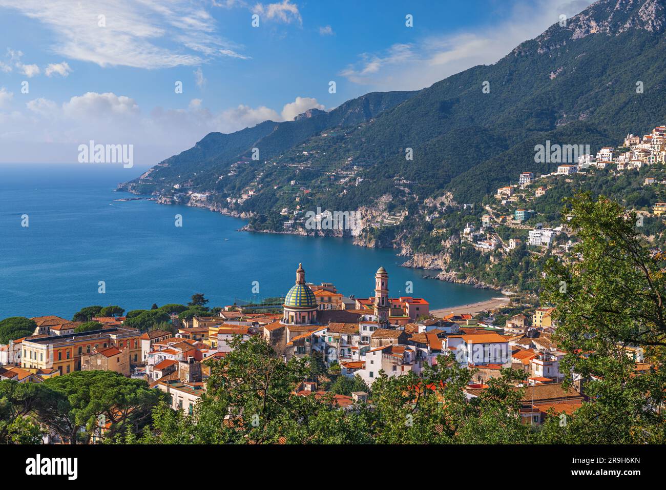 Vietri Sul Mare, die Skyline der Stadt Italien an der Amalfiküste in der Dämmerung. Stockfoto