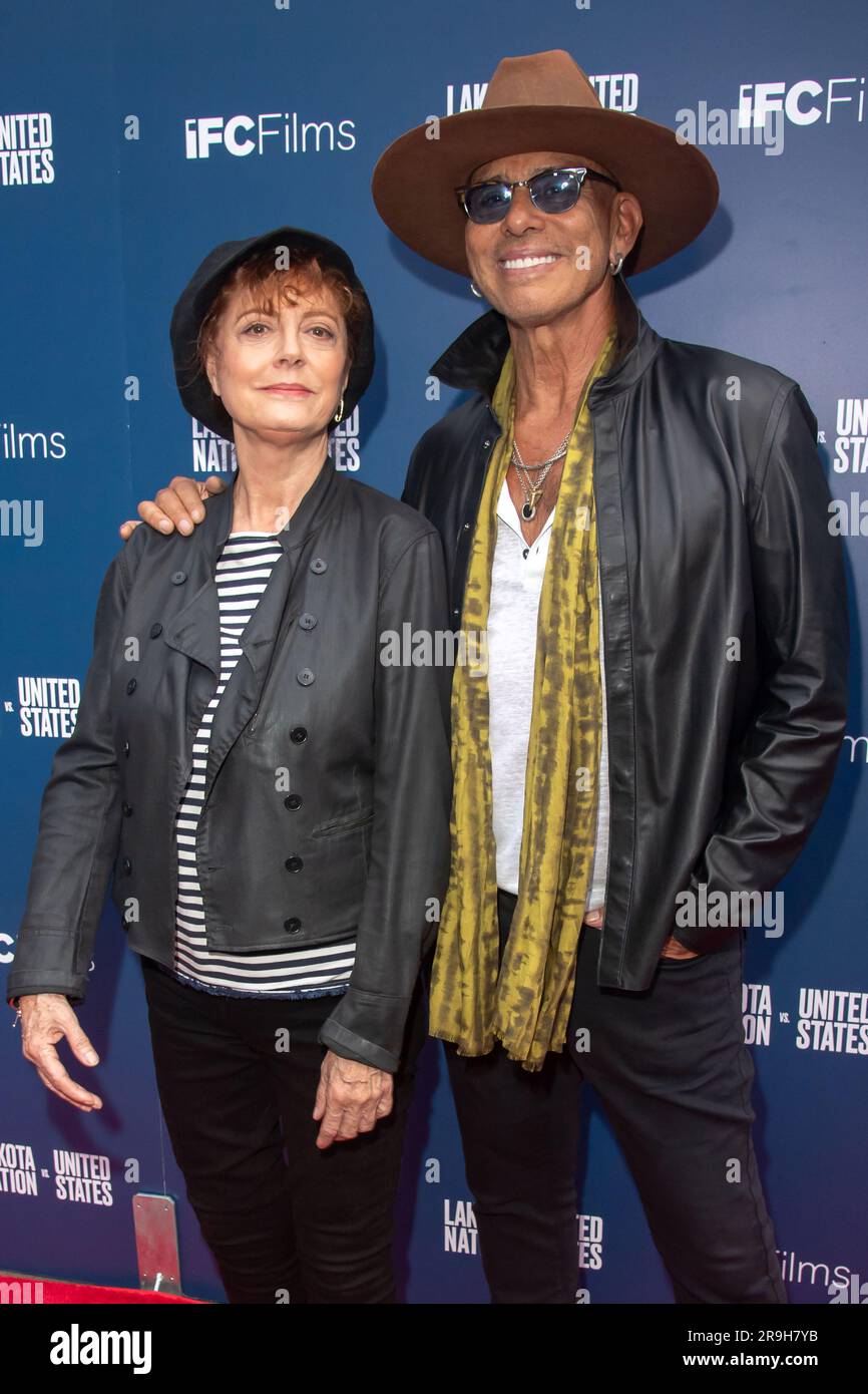 New York, New York, USA. 26. Juni 2023. (NEU) „Lakota Nation vs United States“ New York Premiere. 26. Juni 2023, New York, New York, USA: Susan Sarandon und Raoul Trujillo nehmen am 26. Juni 2023 im IFC Center in New York City an der Premiere von „Lakota Nation vs United States“ Teil. (Kreditbild: © M10s/TheNEWS2 via ZUMA Press Wire) NUR REDAKTIONELLE VERWENDUNG! Nicht für den kommerziellen GEBRAUCH! Stockfoto