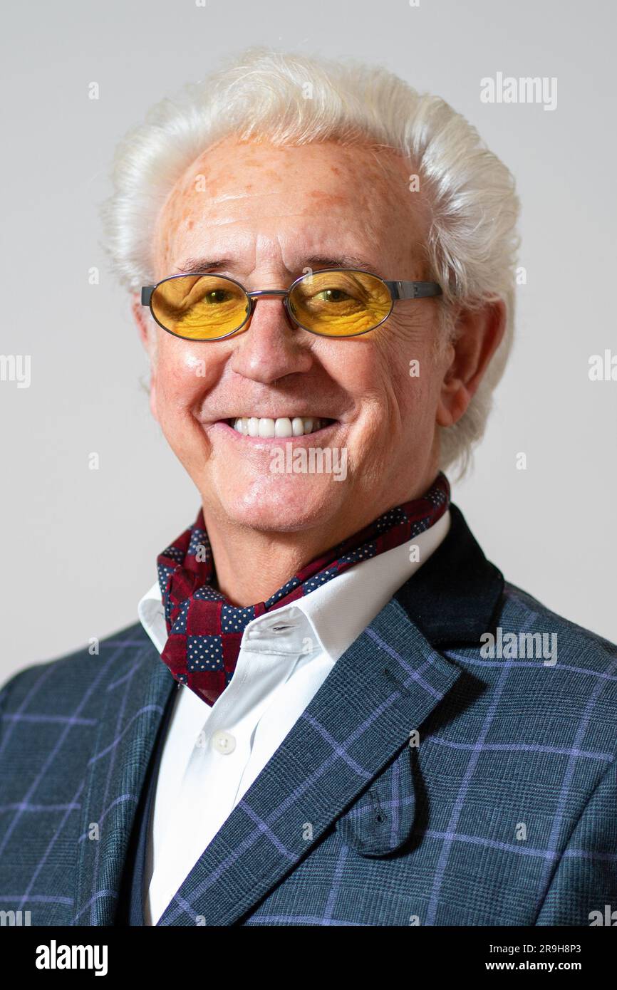 Dateifoto vom 09. Oktober 11/21 von Sänger Tony Christie, der eine neue, neu aufgenommene Version des Songs erzählt hat. Danke, dass du Ein Freund bist, wurde gemacht, um Pflegekräften zu danken, die „nie erwähnt“ werden. Der Musiker 80 nahm den Song für die Dankeskampagne „Music for Dementia's Dankeschön Day“ auf, zusammen mit einer Reihe von Sängern und Produzenten wie Sting, Nile Rodgers, Graham Gouldman und Graeme Pleeth. Ausgabedatum: Dienstag, 27. Juni 2023. Stockfoto