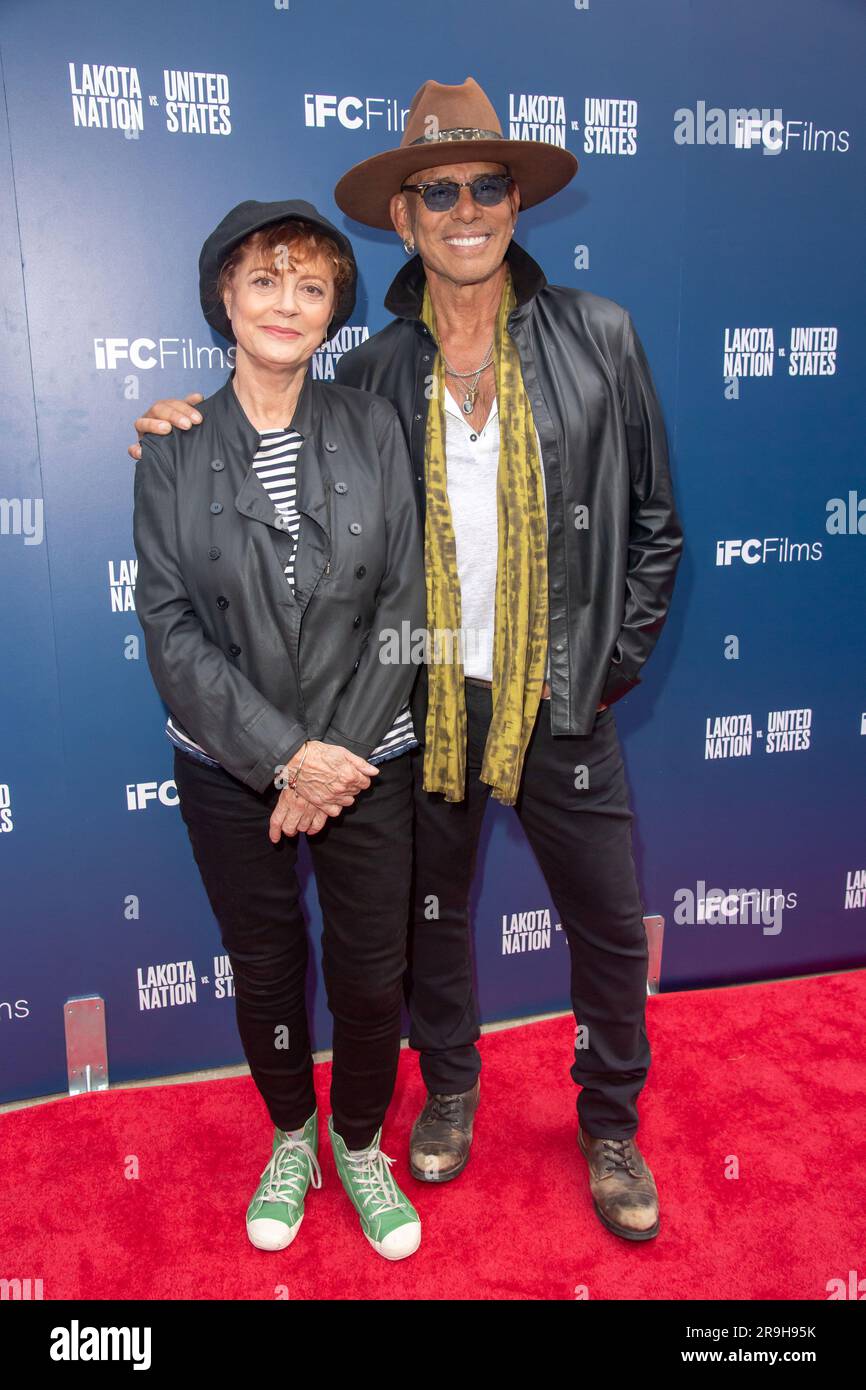 New York, Usa. 26. Juni 2023. Susan Sarandon und Raoul Trujillo besuchen die Premiere von „Lakota Nation vs United States“ im IFC Center in New York City. (Foto: Ron Adar/SOPA Images/Sipa USA) Guthaben: SIPA USA/Alamy Live News Stockfoto