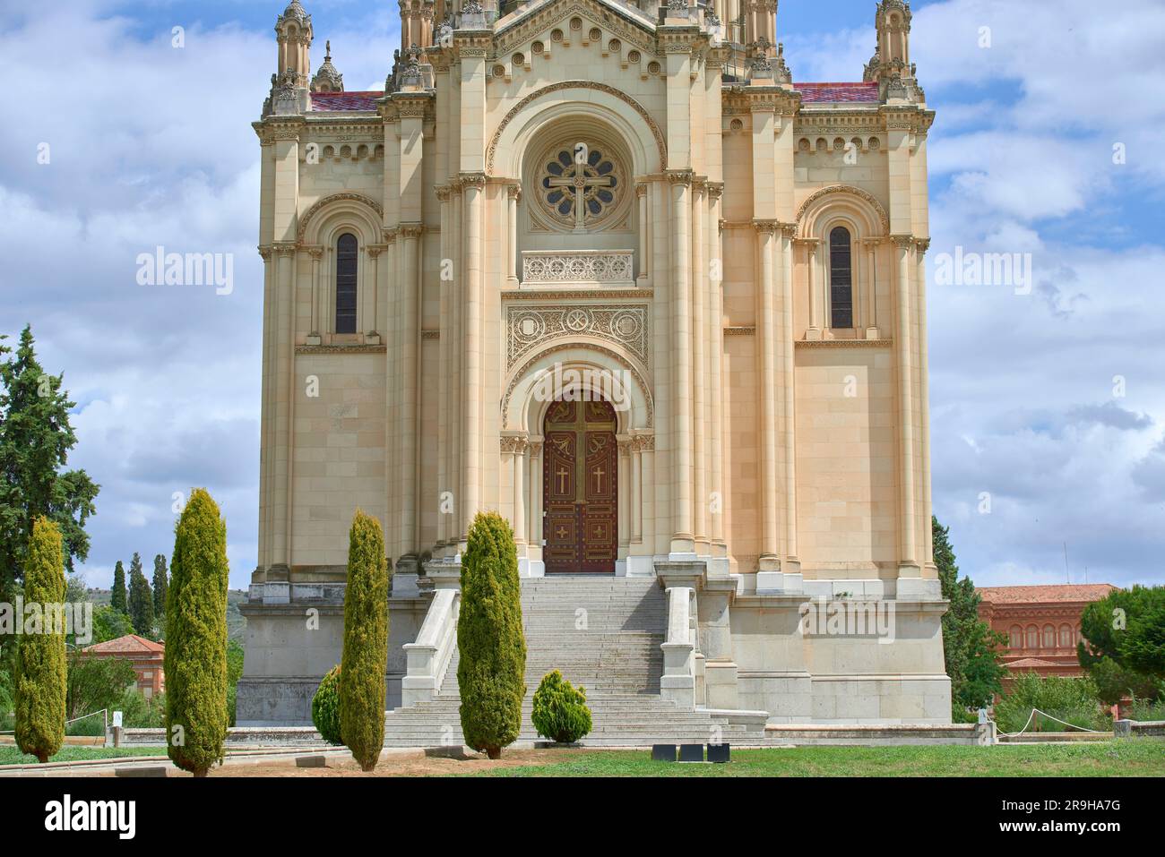 Blick auf das Pantheon der Herzogin von Sevillano (Duquesa de Sevillano) im Adoratrices-Park von Guadalajara, Spanien Stockfoto