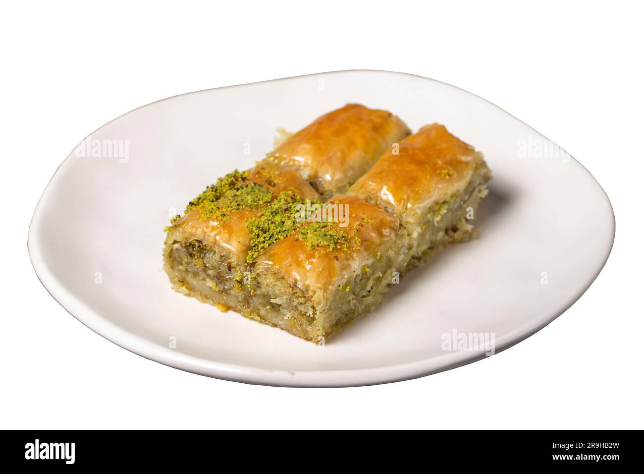 Baklava mit Pistazien, isoliert auf weißem Hintergrund. Traditionelles türkisches Baklava auf einem Teller. Studioaufnahmen. Schließen Stockfoto