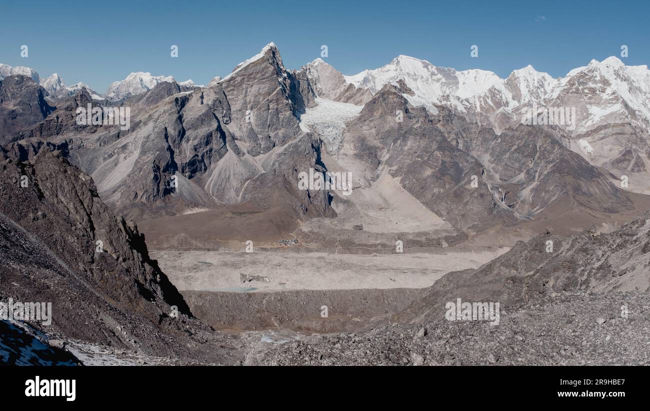 Ein Blick auf eine majestätische schneebedeckte Bergkette mit einem rauen Gelände Stockfoto