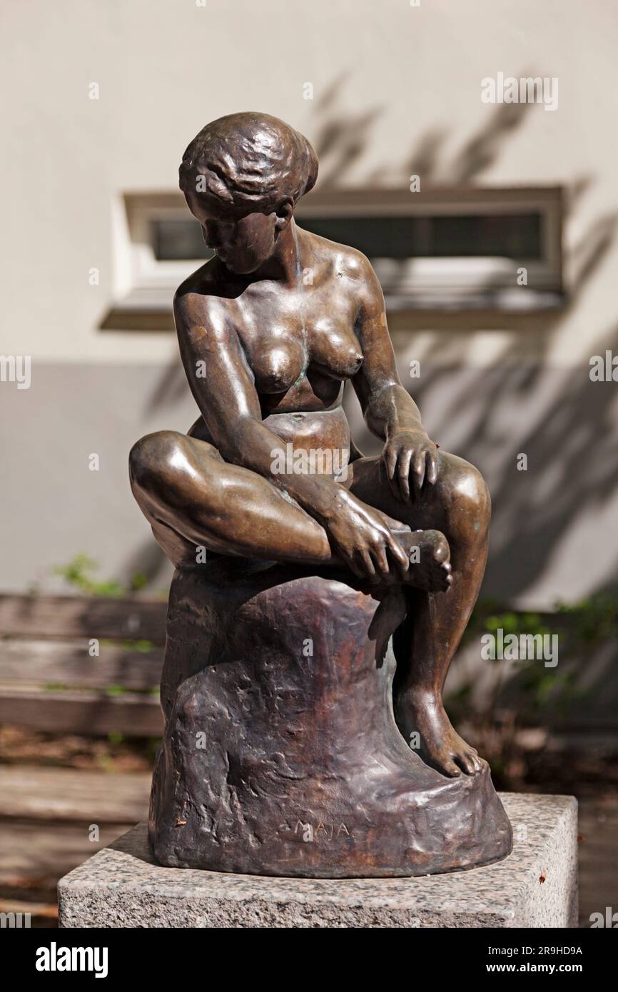 Stockholm, Schweden - 24. Mai 2023: Kleine Bronzestatue mit einer nackten Frau Stockfoto