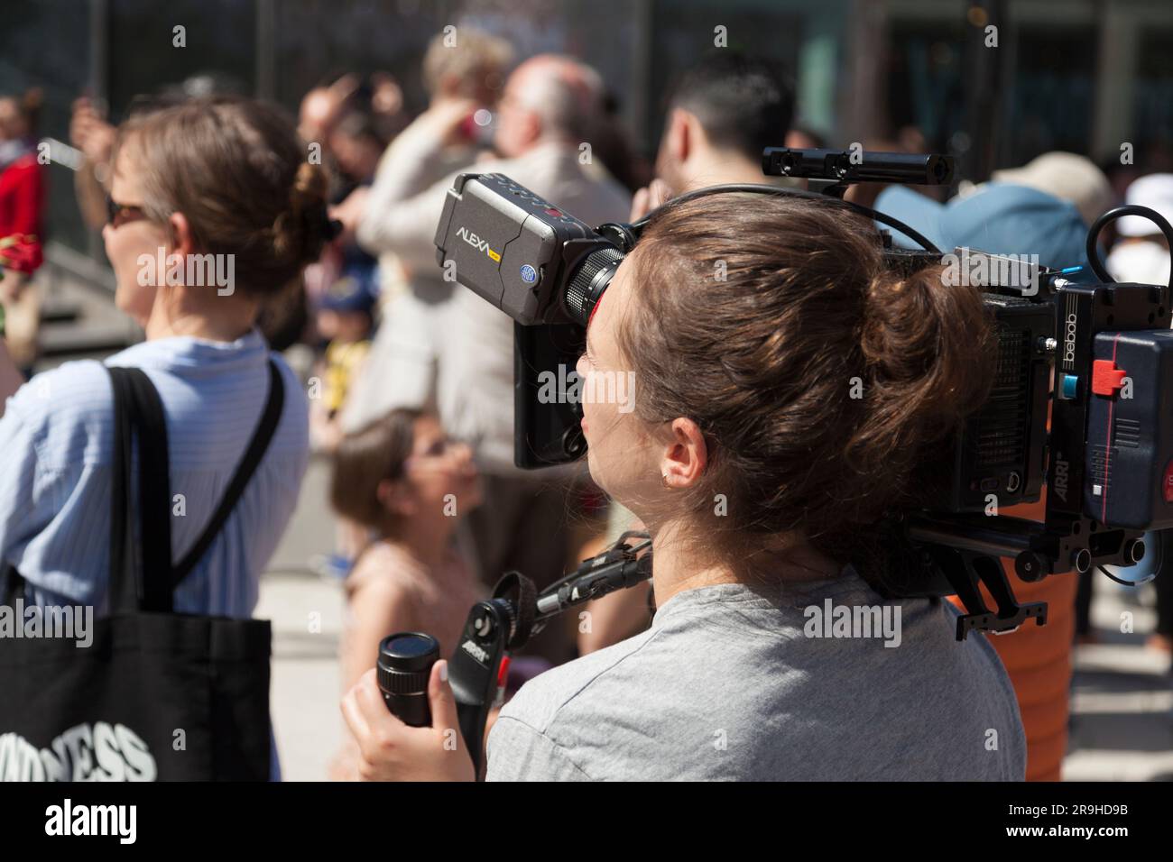 Stockholm, Schweden - 24. Mai 2023: Weibliche Kinofilmerin in öffentlicher Versammlung Stockfoto