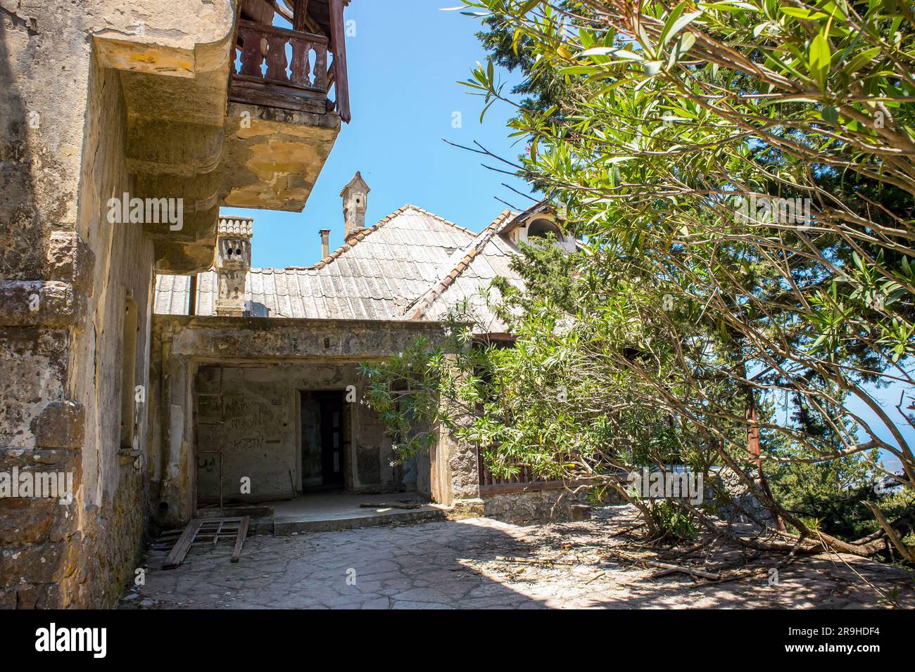 Profitis Elias Hill, Rhodos, Griechenland-20JUN2023-verlassene Villa de Vecchi auf der griechischen Insel Rhodos, Ferienhaus des italienischen Benito Mussolini. Stockfoto
