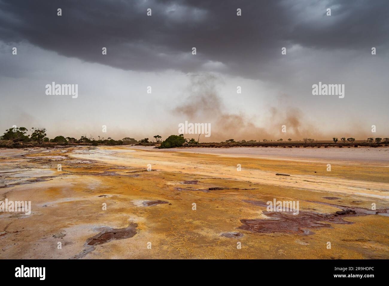 Staubsturm unter dunklen Wolken über einem Salzsee am Lake Tyrrell am Sea Lake in Victoria, Australien Stockfoto