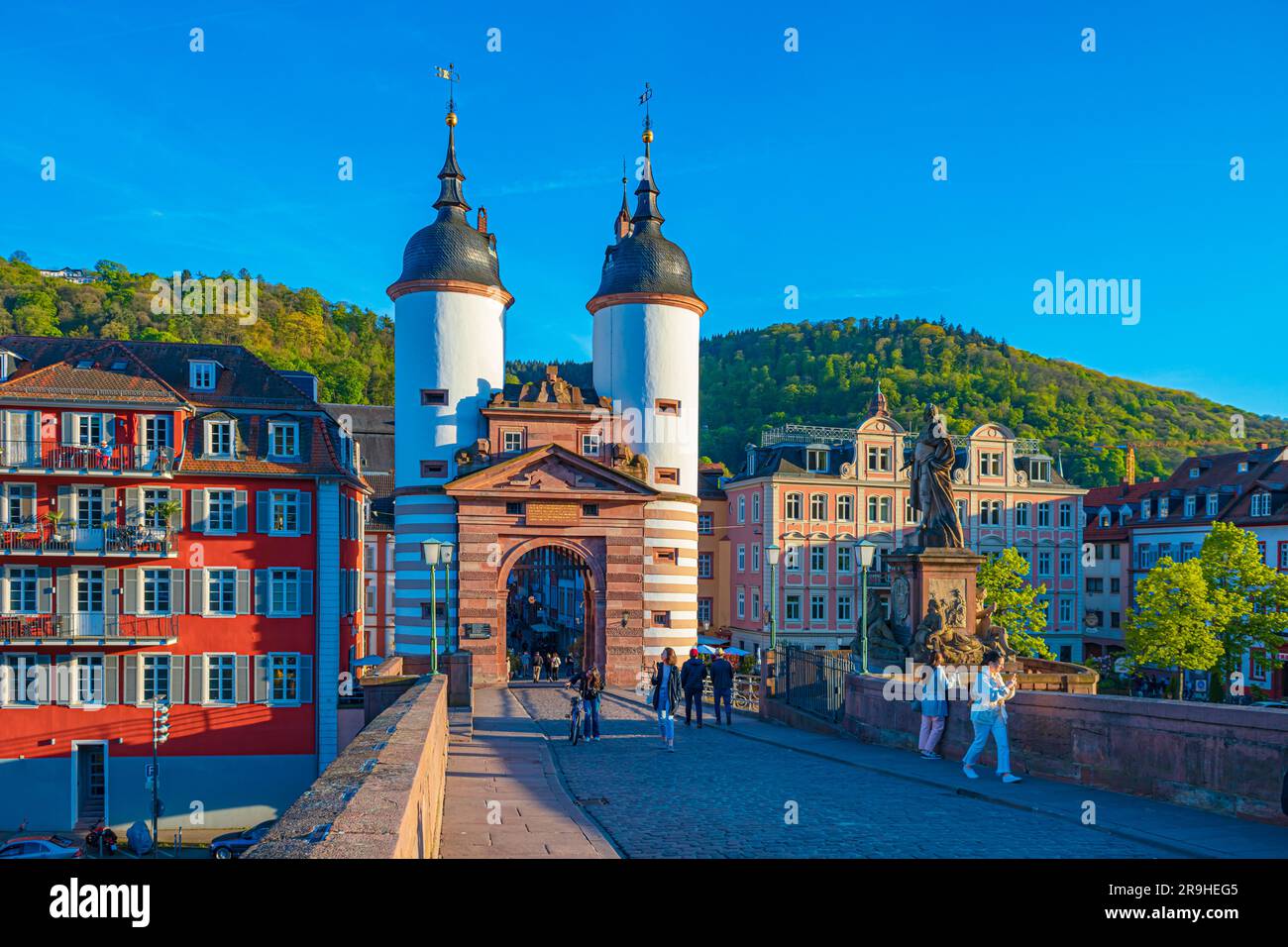 HEIDELBERG, BADEN-WÜRTTEMBERG, DEUTSCHLAND - CIRCA MAI 2023: Die Alte Bruecke von Heidelberg. Stockfoto