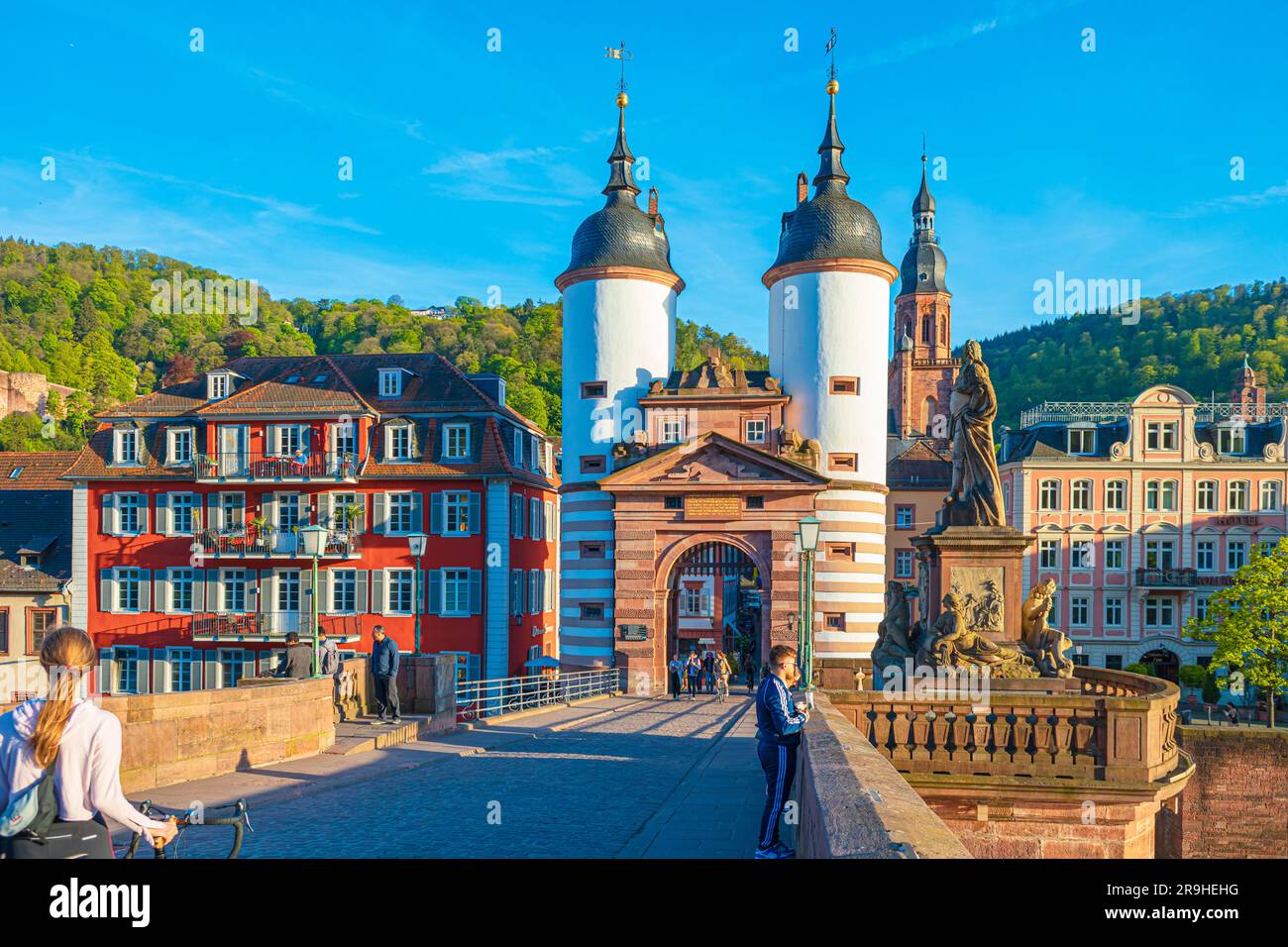 HEIDELBERG, BADEN-WÜRTTEMBERG, DEUTSCHLAND - CIRCA MAI 2023: Die Alte Bruecke von Heidelberg. Stockfoto