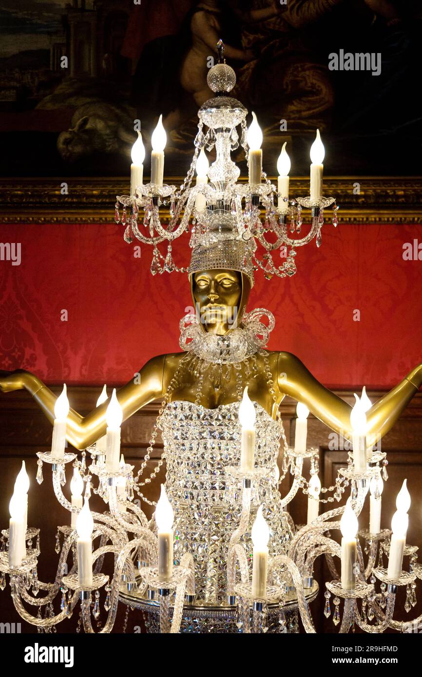 Kronleuchterkleid aus Kristall, getragen von Katy Perry für die Met Gala 2019, Crown to Couture Ausstellung 2023, Kensington Palace, London, Großbritannien Stockfoto