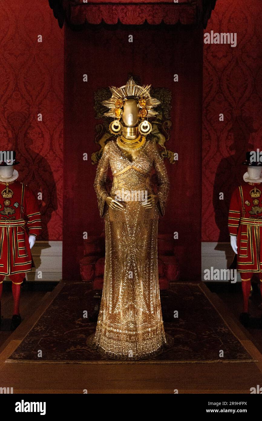 Kopfschmuck und Kleid, getragen von Beyonce bei den Grammy Awards 2017, Crown to Couture Ausstellung 2023, Kensington Palace, London, Großbritannien Stockfoto