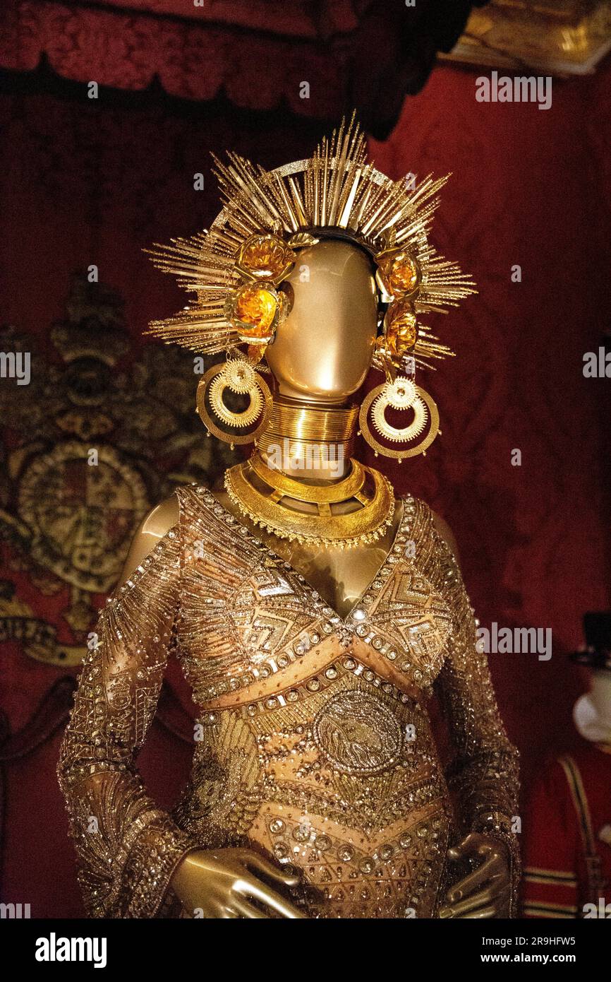 Kopfschmuck und Kleid, getragen von Beyonce bei den Grammy Awards 2017, Crown to Couture Ausstellung 2023, Kensington Palace, London, Großbritannien Stockfoto