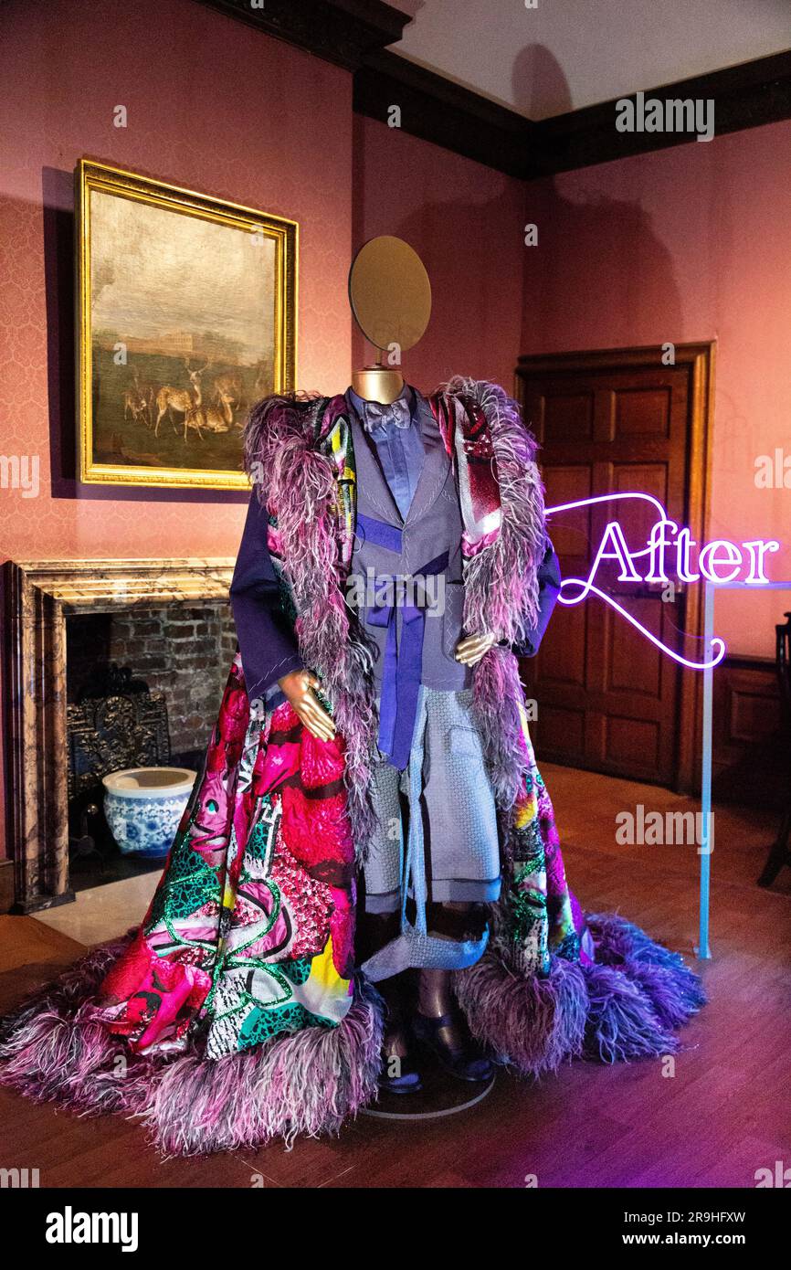 Ensemble getragen von Hamish Bowles zur Met Gala 2019, Crown to Couture Exhibition 2023, Kensington Palace, London, Großbritannien Stockfoto