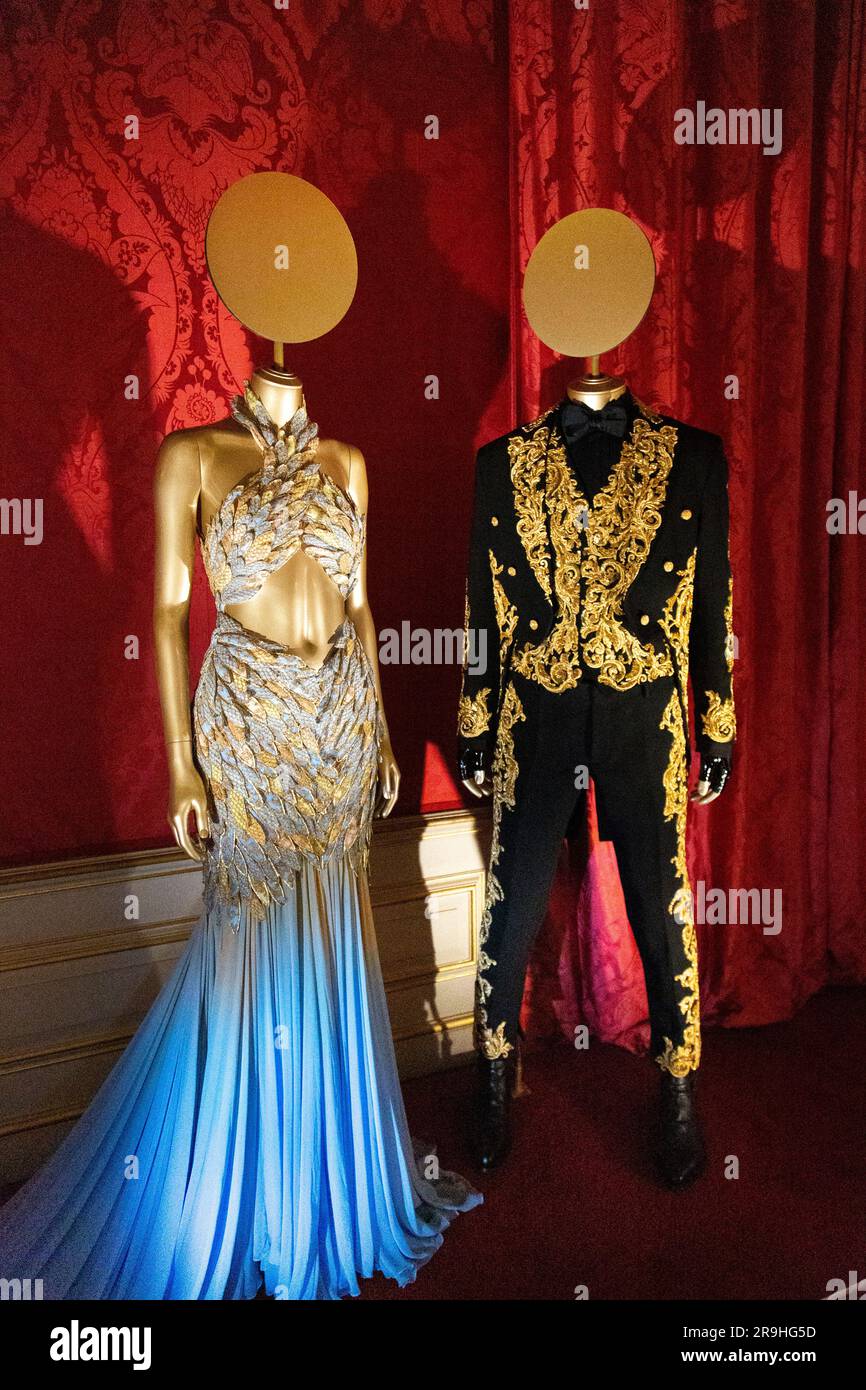 Anzug und Kleid entworfen von Jeremy Scott für Moschino Arbeiten auf der Met Gala 2022, Crown to Couture Exhibition 2023, Kensington Palace, London, Großbritannien Stockfoto