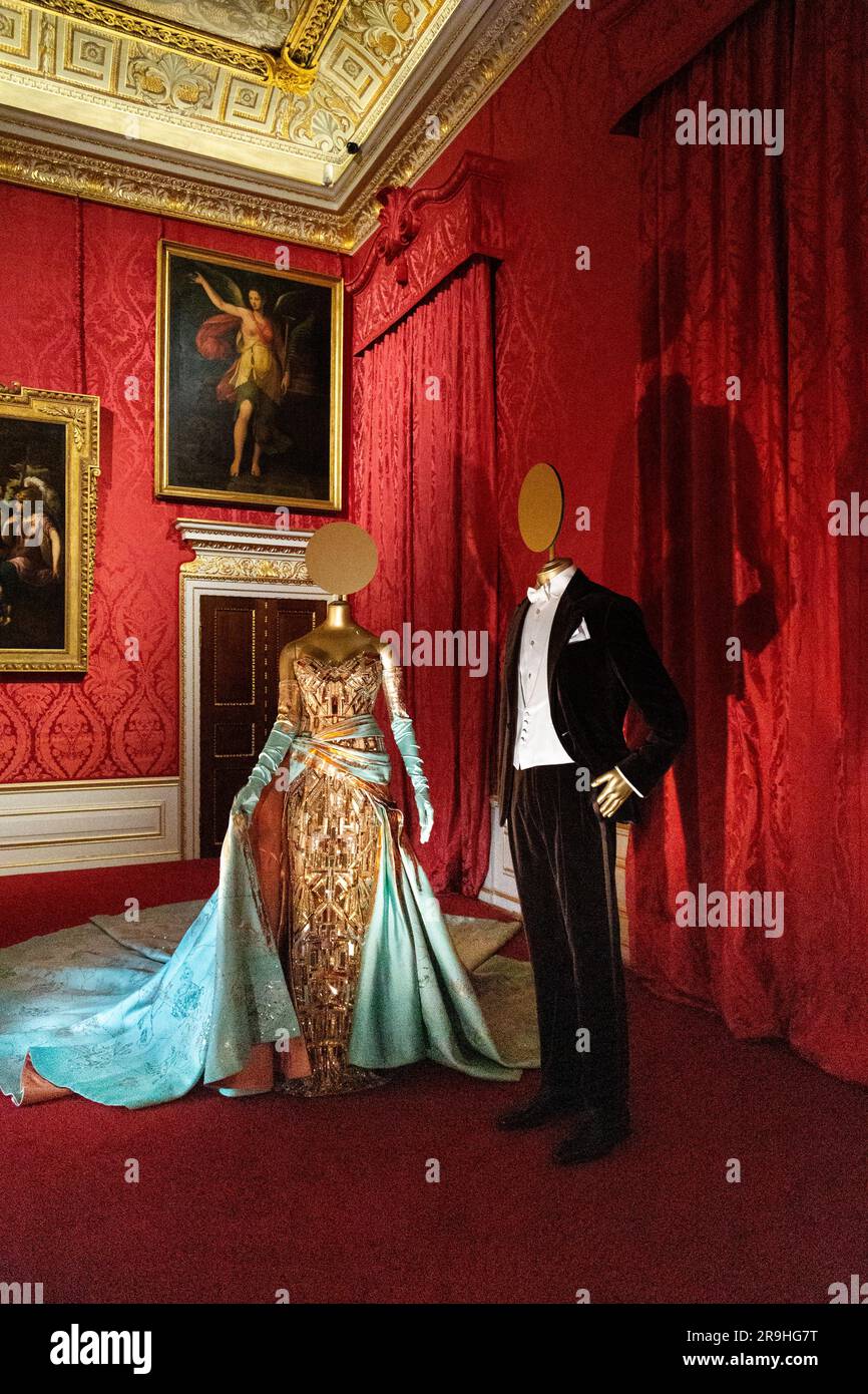 Kleid von Donatella Versace und Anzug von Ralph Lauren getragen von Blake Lively und Ryan Reynolds auf der Met Gala 2022, Crown to Couture Ausstellung 2023, Ken Stockfoto