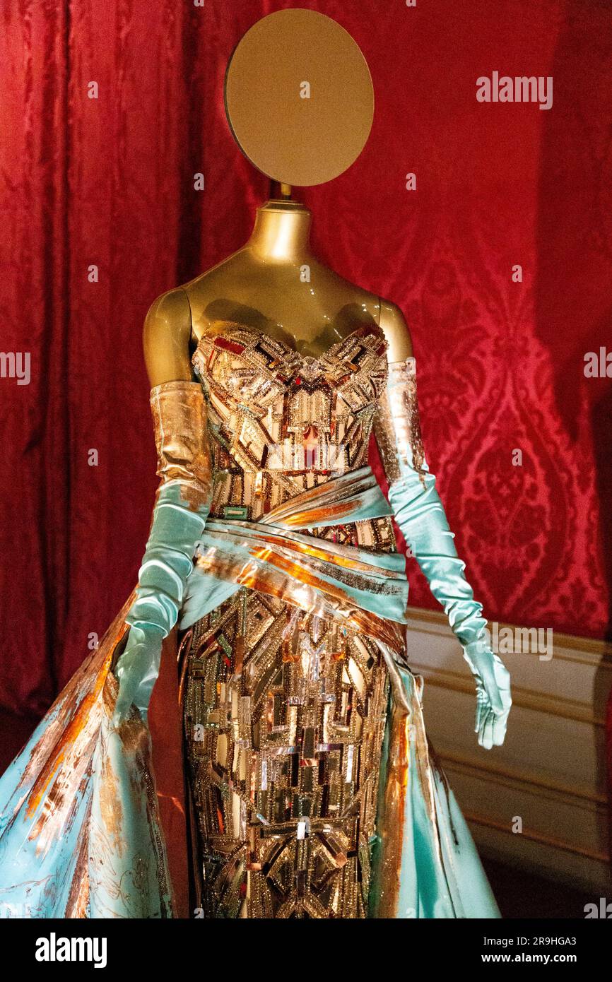 Kleid von Donatella Versace getragen von Blake Lively und Ryan Reynolds auf der Met Gala 2022, Crown to Couture Ausstellung 2023, Kensington Palace, London, U Stockfoto