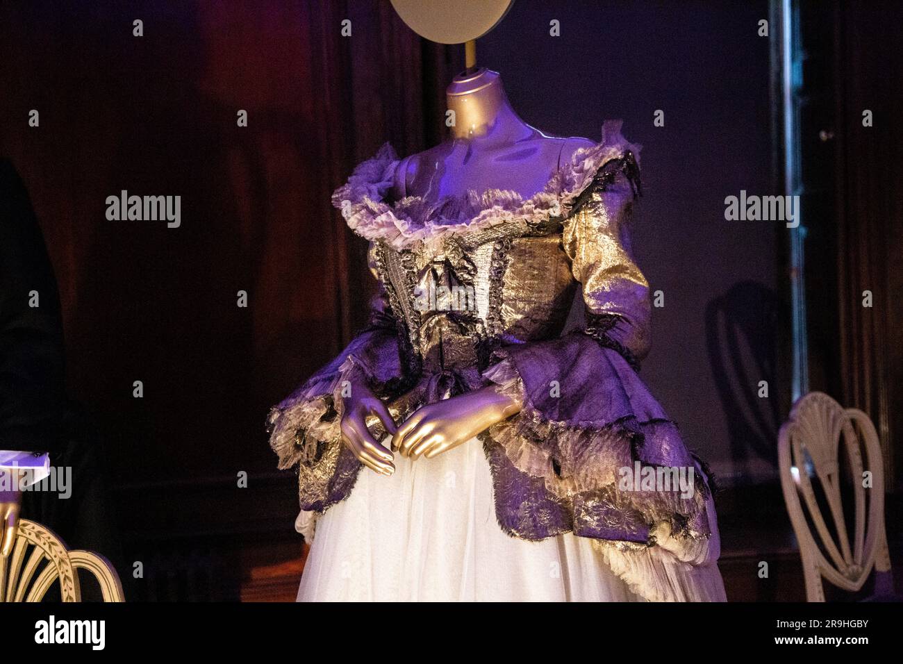 Kleid von Jean Paul Gaultier getragen von Dua Lipa in Pop Smoke's „Darmeanor“ Musikvideo, Crown to Couture Ausstellung 2023, Kensington Palace, London, Großbritannien Stockfoto