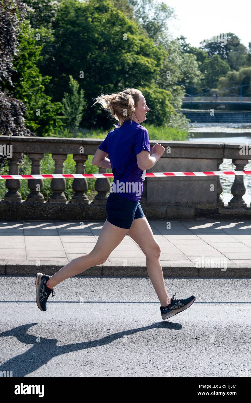 Ein Läufer beim Leamington Spa Halbmarathon 2023. Stockfoto