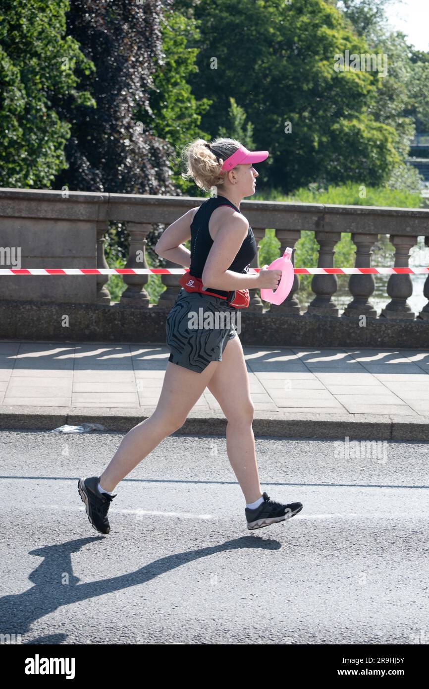 Ein Läufer beim Leamington Spa Halbmarathon 2023. Stockfoto