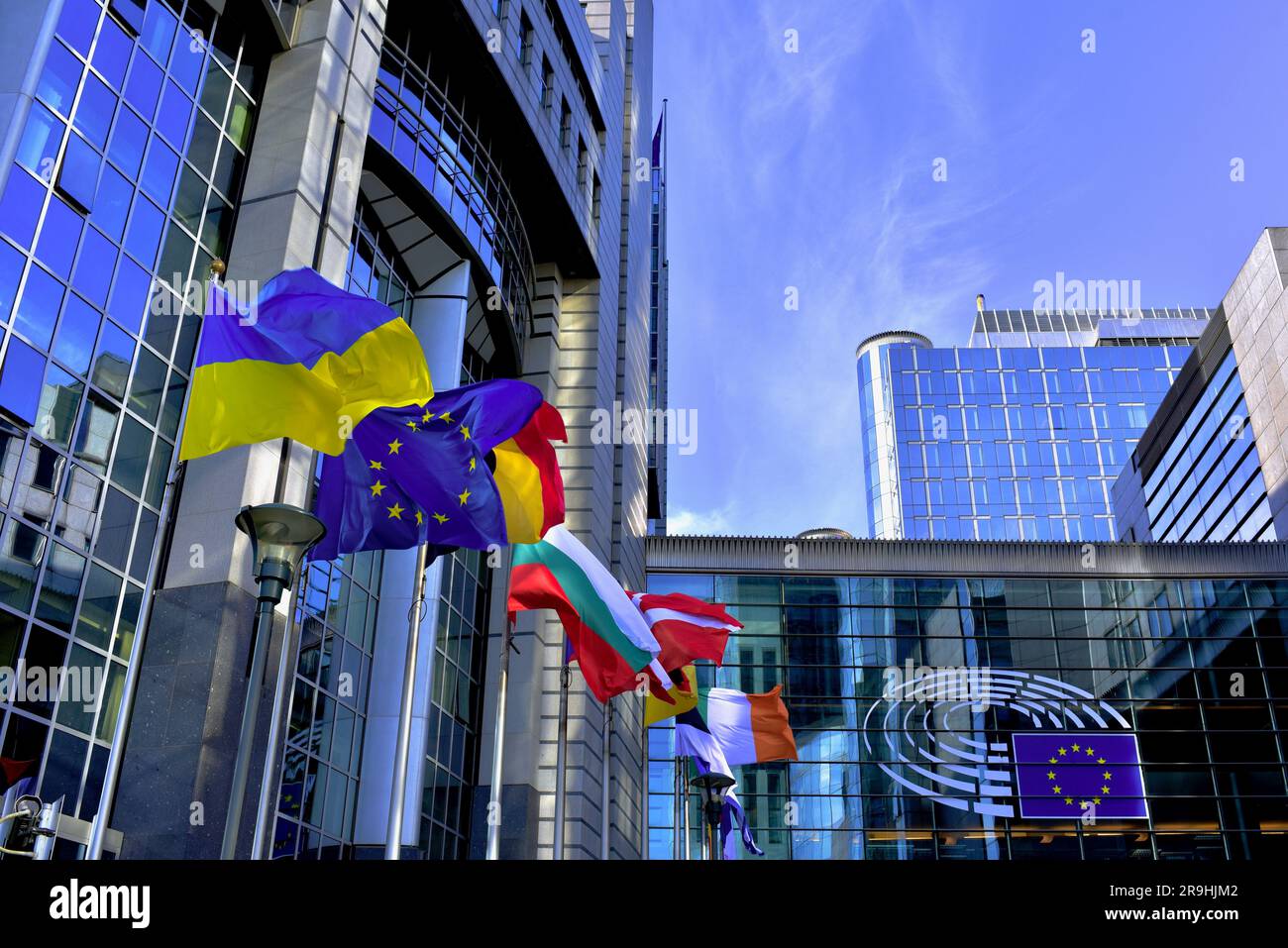Ukraine und europäische Flaggen im Europäischen Parlament, Brüssel Stockfoto
