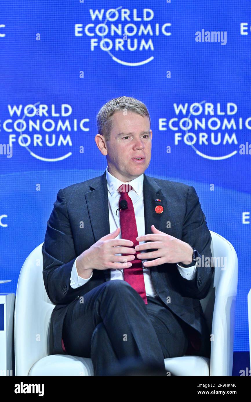 Tianjin, China. 27. Juni 2023. Neuseeländischer Ministerpräsident Chris Hipkins spricht während der Sitzung zum Thema „dem Gegenwind trotzen: Neuverkabelung des Wachstums inmitten der Fragilität“ des 14. Jahrestags der neuen Champions, auch bekannt als Summer Davos, in Tianjin, Nordchina, am 27. Juni 2023. Kredit: Li Xin/Xinhua/Alamy Live News Stockfoto