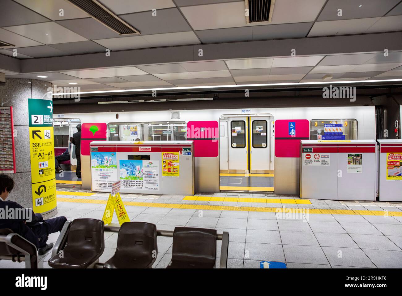 Tokio Japan, tokio U-Bahnstation mit U-Bahn, die auf dem Bahnsteig wartet, Tokio, Japan, Asien Stockfoto