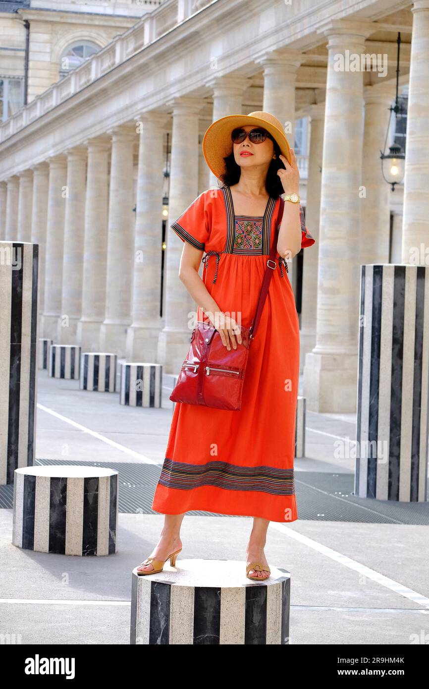 Les Deux Plateaux des französischen Künstlers Daniel Buren mit meinem russischen Bauernkleid, einem glamourösen chinesischen Modeblogger in Paris Stockfoto