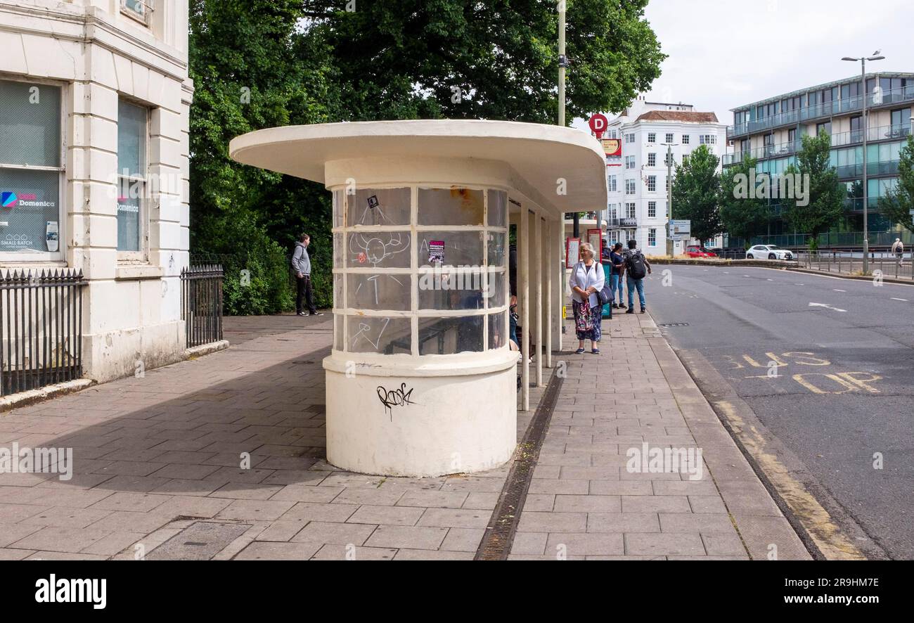 Klasse II* denkmalgeschützte Art-Deco-Bushaltestellen auf der alten Steine in Brighton, die einst Teil des Straßenbahnsystems waren. Die Bewohner sind unglücklich, dass sie mit Graffiti bedeckt sind und mit zertrümmerten Fenstern verwüstet wurden Stockfoto