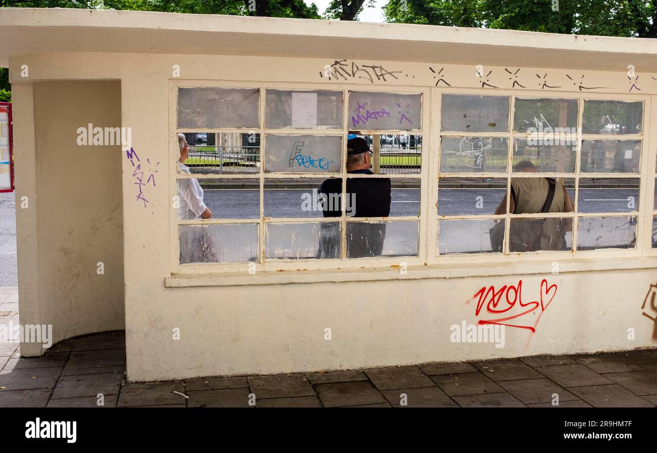Klasse II* denkmalgeschützte Art-Deco-Bushaltestellen auf der alten Steine in Brighton, die einst Teil des Straßenbahnsystems waren. Die Bewohner sind unglücklich, dass sie mit Graffiti bedeckt sind und mit zertrümmerten Fenstern verwüstet wurden Stockfoto