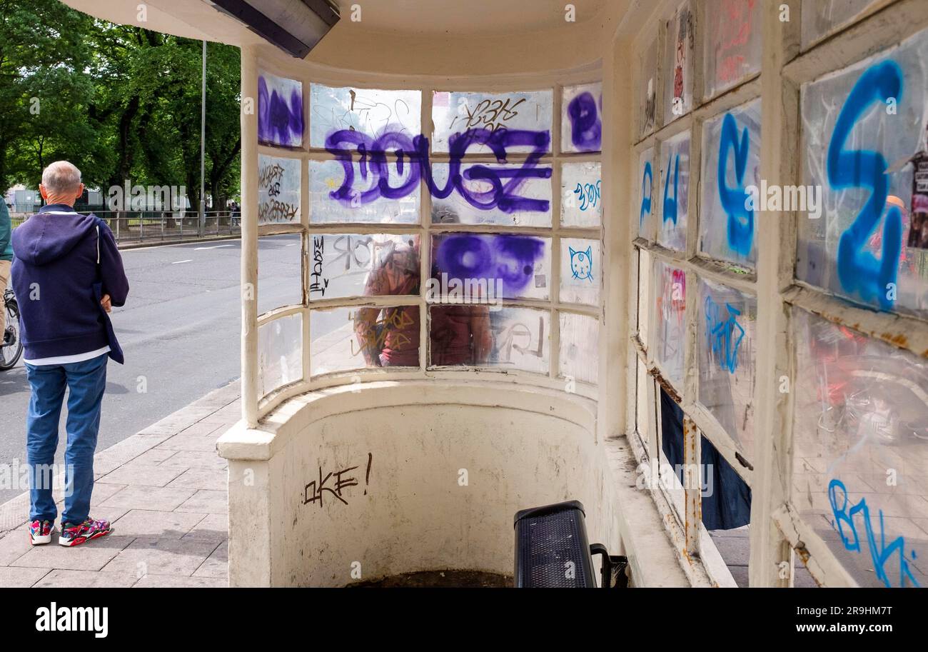 Klasse II* denkmalgeschützte Art-Deco-Bushaltestellen auf der alten Steine in Brighton, die einst Teil des Straßenbahnsystems waren. Die Bewohner sind unglücklich, dass sie mit Graffiti bedeckt sind und mit zertrümmerten Fenstern verwüstet wurden Stockfoto