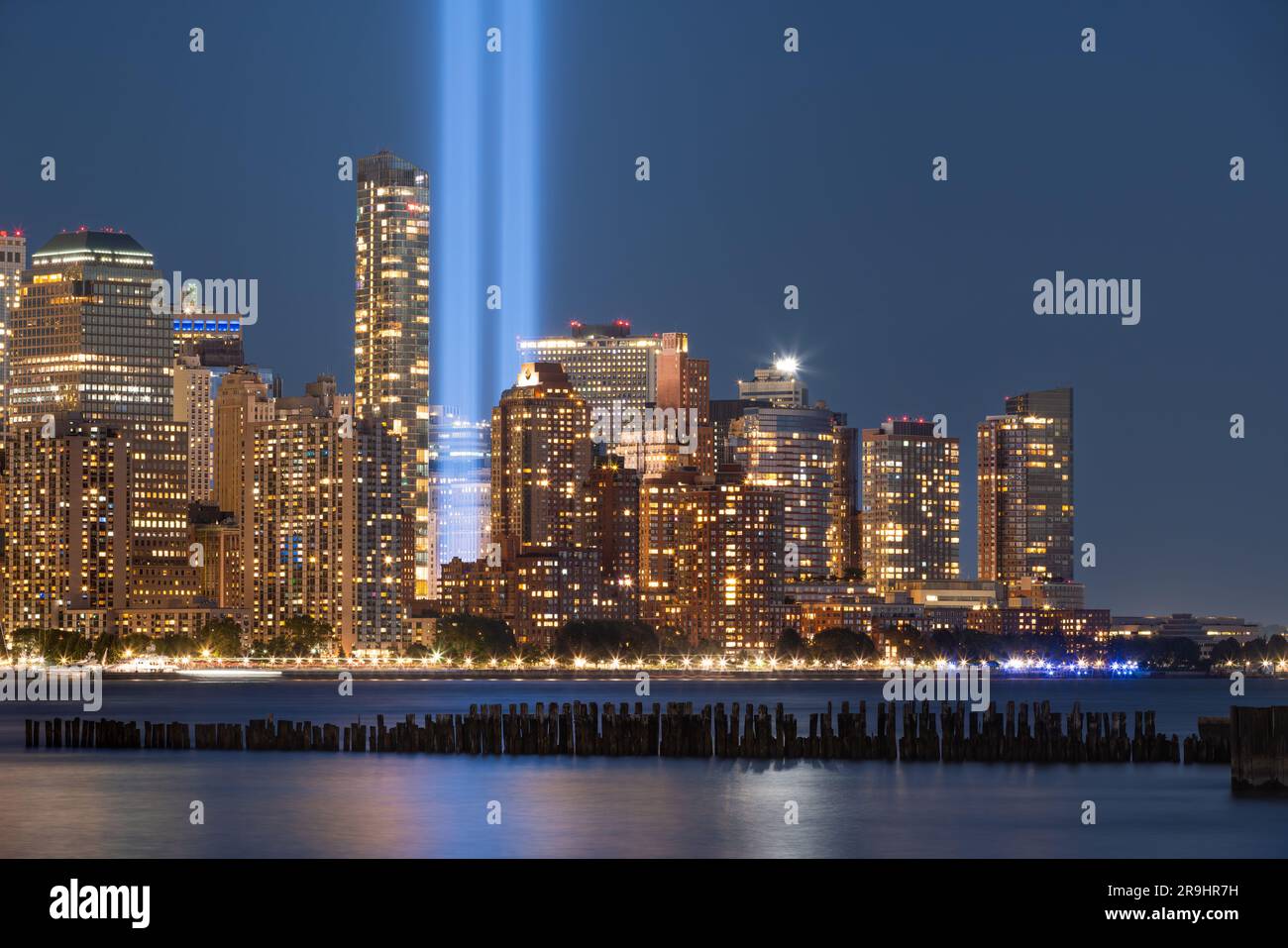 New York City Tribute in Light. Nahaufnahme der beiden vertikalen Lichtsäulen zwischen den Wolkenkratzern des Financial District in Lower Manhattan Stockfoto