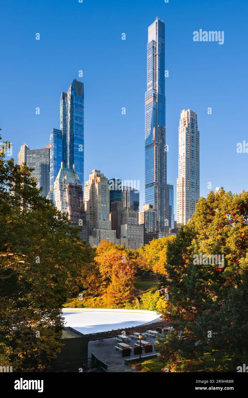 Central Park im Herbst mit Blick auf die Wolkenkratzer der Milliardärsreihe. Midtown Manhattan, New York City Stockfoto