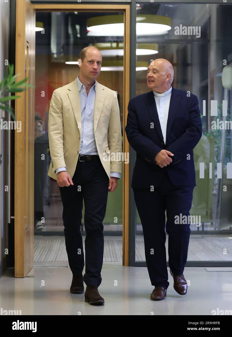 Der Prinz von Wales mit Reverend Brian Anderson während eines Besuchs der Mission East Belfast im Skainos Centre, Belfast, im Rahmen seiner Reise durch das Vereinigte Königreich, um ein Projekt zur Beendigung der Obdachlosigkeit einzuleiten. Foto: Dienstag, 27. Juni 2023. Stockfoto